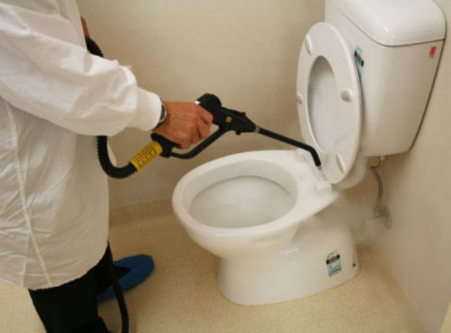 đổ cơm v&agrave;o bồn cầu c&oacute; sao kh&ocirc;ng