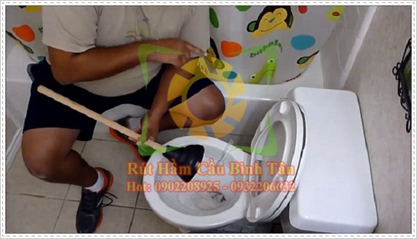 Xử l&yacute; bồn cầu xả nước chậm.